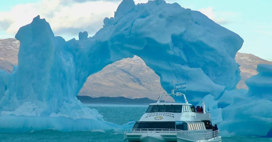 Blue icebergs and a tour boat on Lake Viedma